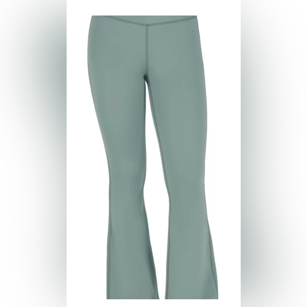 NWT- Yogalicious Madison Crossover, V-Back Flared Pants, CHINOIS GREEN, Large